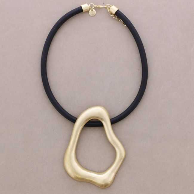 RUBBER CHOKER WITH IRREGULAR METAL RING PENDANT