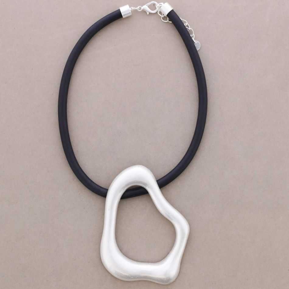 RUBBER CHOKER WITH IRREGULAR METAL RING PENDANT
