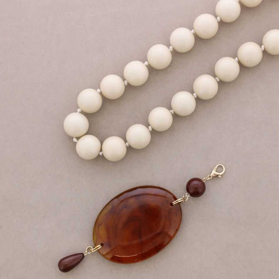 SHORT NECKLACE BEADS PENDANT MEDAL RESIN