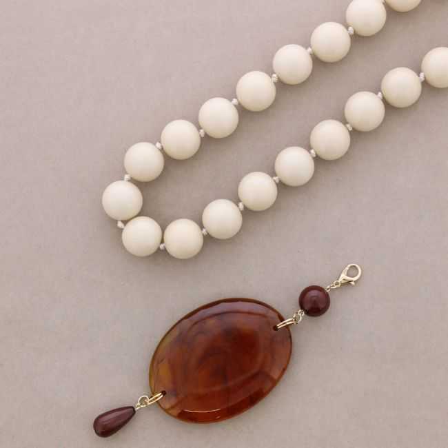SHORT NECKLACE BEADS PENDANT MEDAL RESIN
