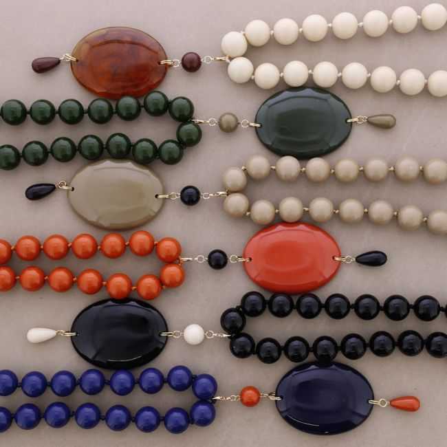SHORT NECKLACE BEADS PENDANT MEDAL RESIN