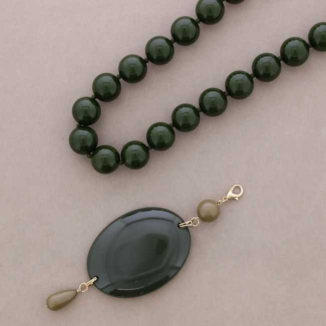 SHORT NECKLACE BEADS PENDANT MEDAL RESIN