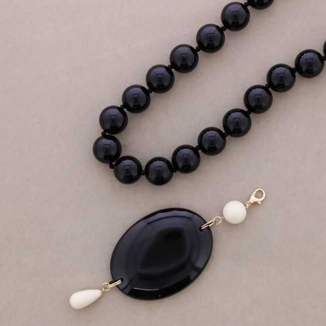 SHORT NECKLACE BEADS PENDANT MEDAL RESIN