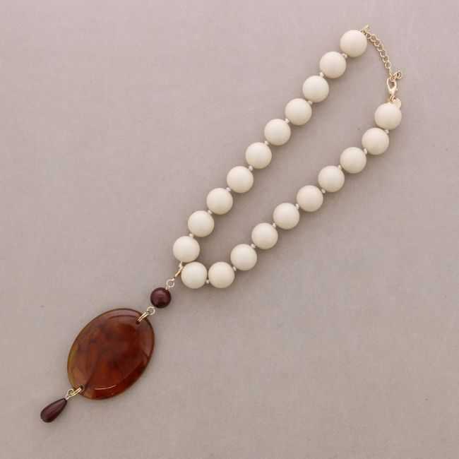 SHORT NECKLACE BEADS PENDANT MEDAL RESIN