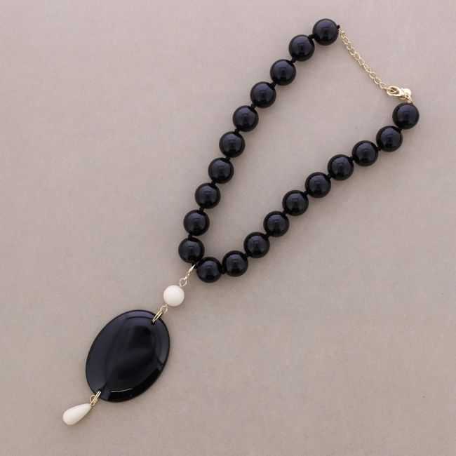 SHORT NECKLACE BEADS PENDANT MEDAL RESIN