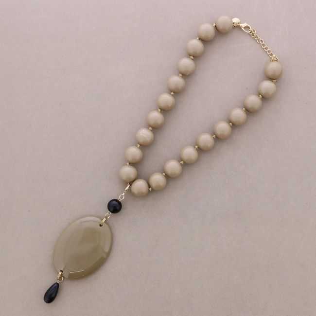 SHORT NECKLACE BEADS PENDANT MEDAL RESIN