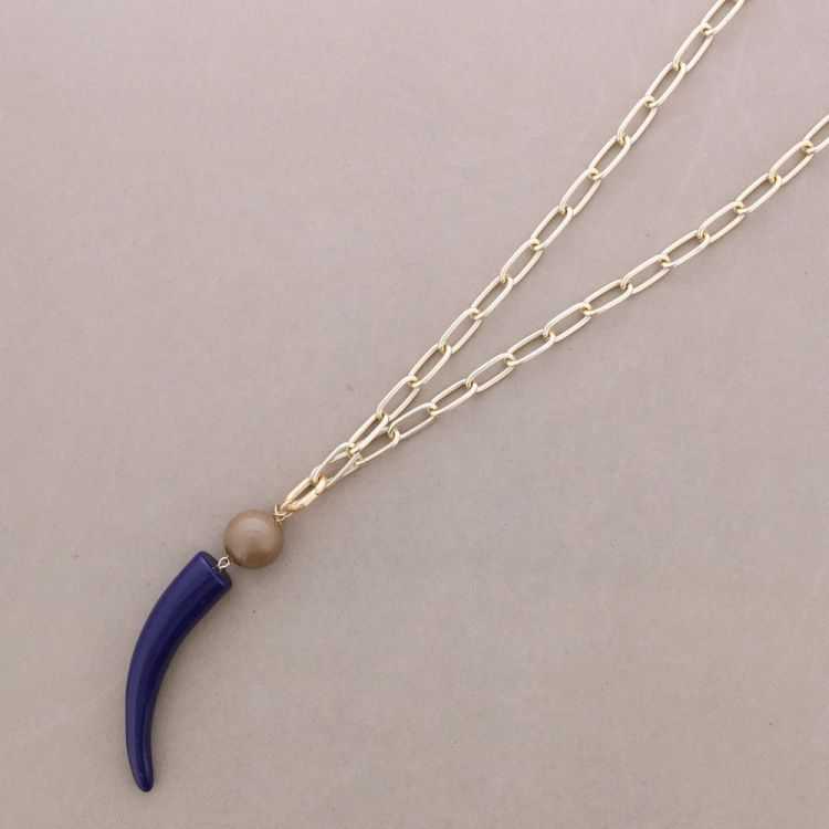 LONG METAL NECKLACE WITH LOBSTER CLASP AND RESIN HORN PENDANT