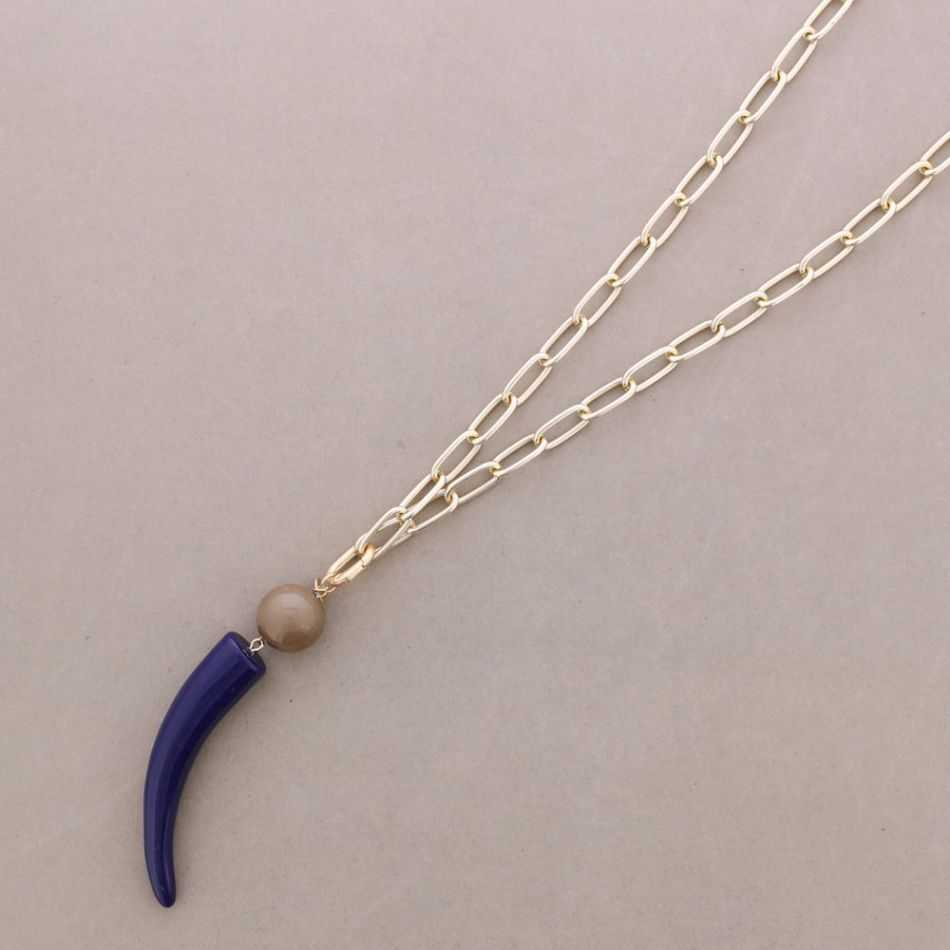 LONG METAL NECKLACE WITH LOBSTER CLASP AND RESIN HORN PENDANT