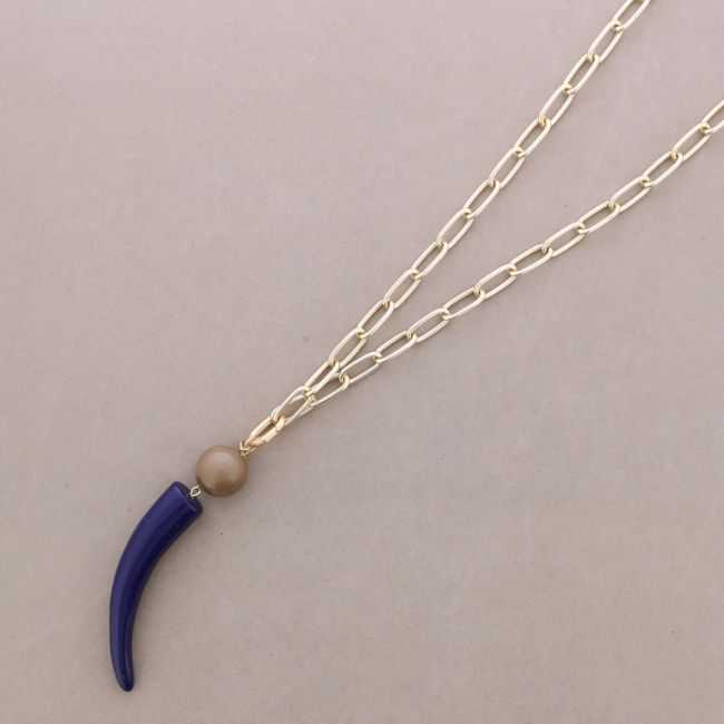 LONG METAL NECKLACE WITH LOBSTER CLASP AND RESIN HORN PENDANT
