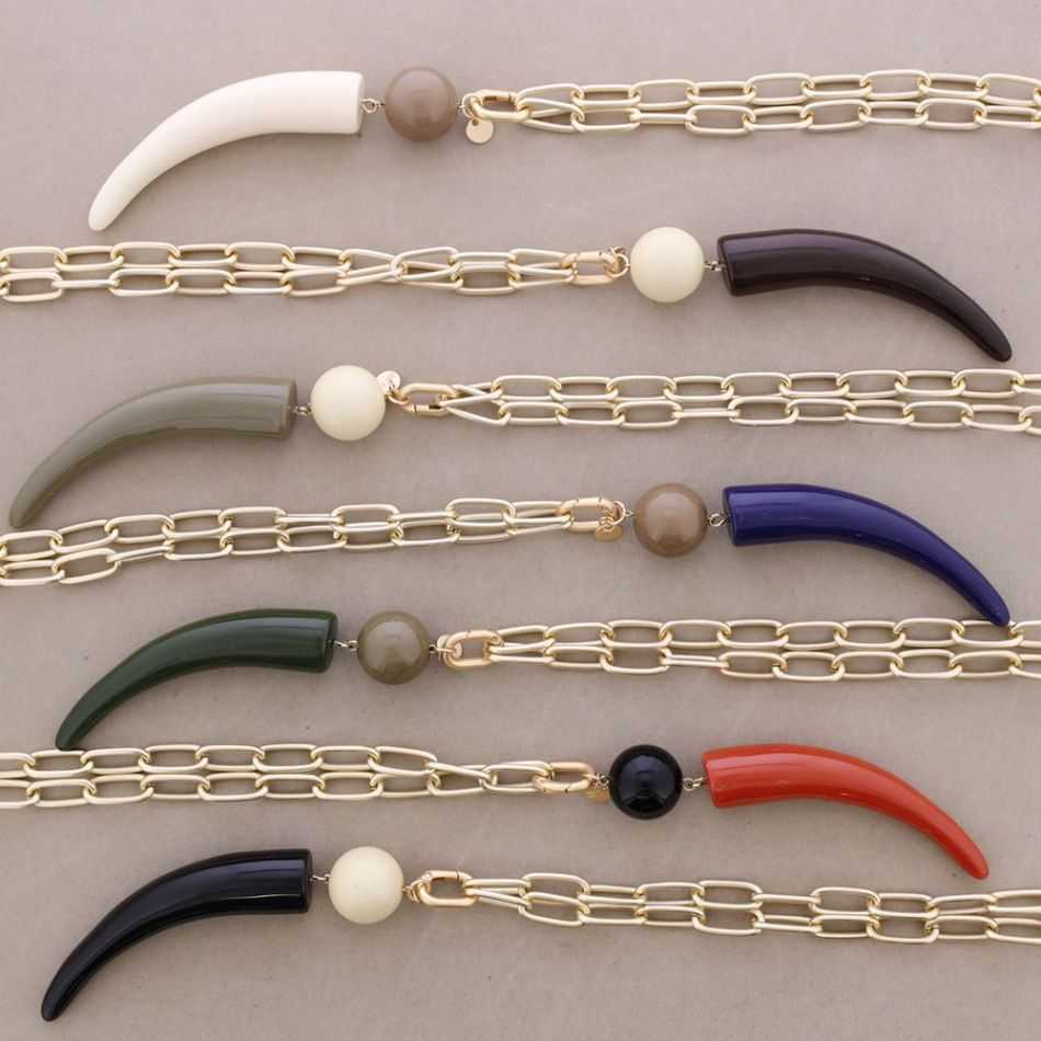 LONG METAL NECKLACE WITH LOBSTER CLASP AND RESIN HORN PENDANT
