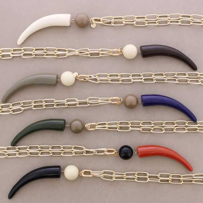 LONG METAL NECKLACE WITH LOBSTER CLASP AND RESIN HORN PENDANT
