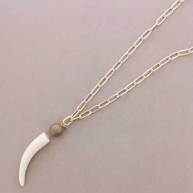 LONG METAL NECKLACE WITH LOBSTER CLASP AND RESIN HORN PENDANT
