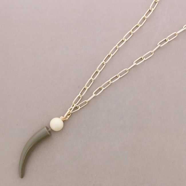 LONG METAL NECKLACE WITH LOBSTER CLASP AND RESIN HORN PENDANT