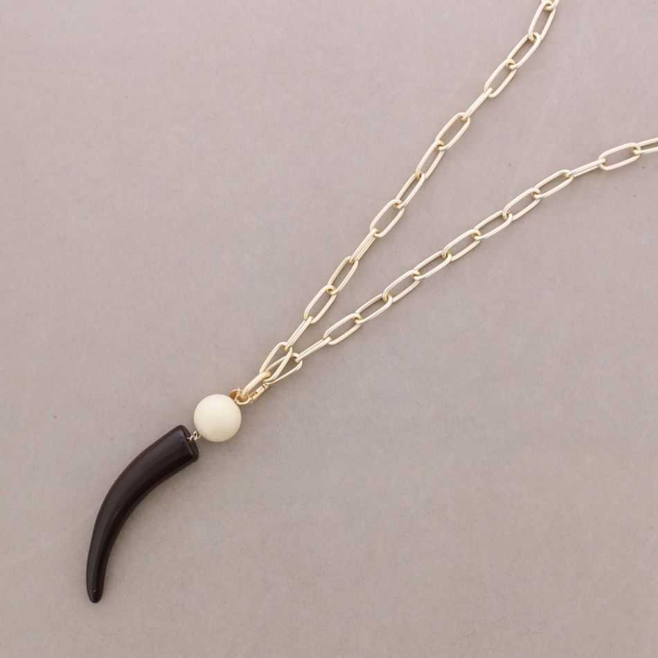 LONG METAL NECKLACE WITH LOBSTER CLASP AND RESIN HORN PENDANT