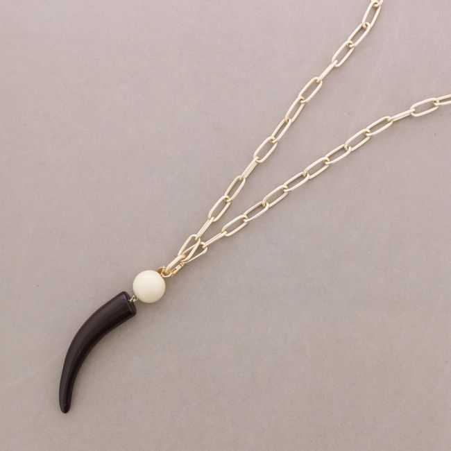 LONG METAL NECKLACE WITH LOBSTER CLASP AND RESIN HORN PENDANT