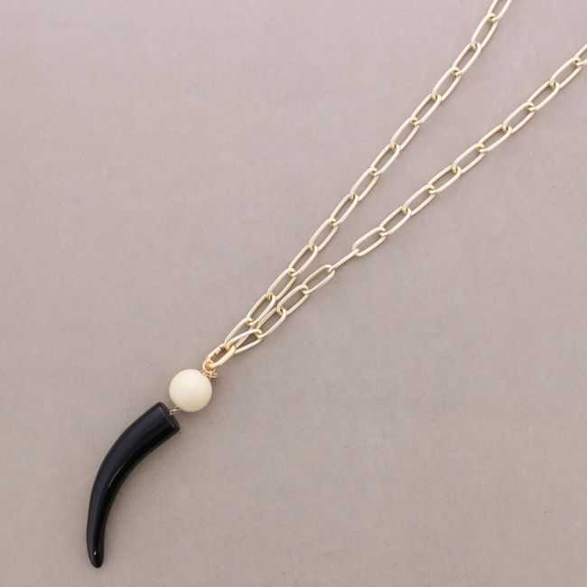 LONG METAL NECKLACE WITH LOBSTER CLASP AND RESIN HORN PENDANT