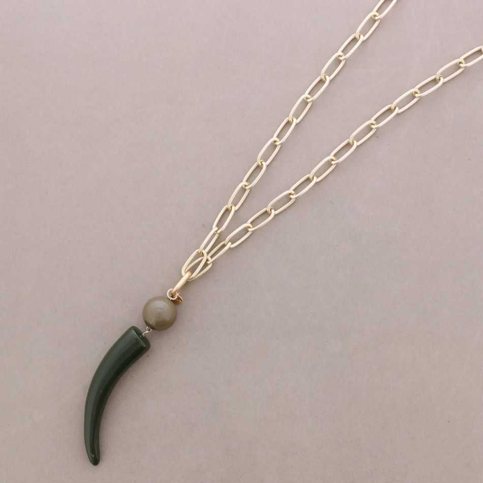 LONG METAL NECKLACE WITH LOBSTER CLASP AND RESIN HORN PENDANT