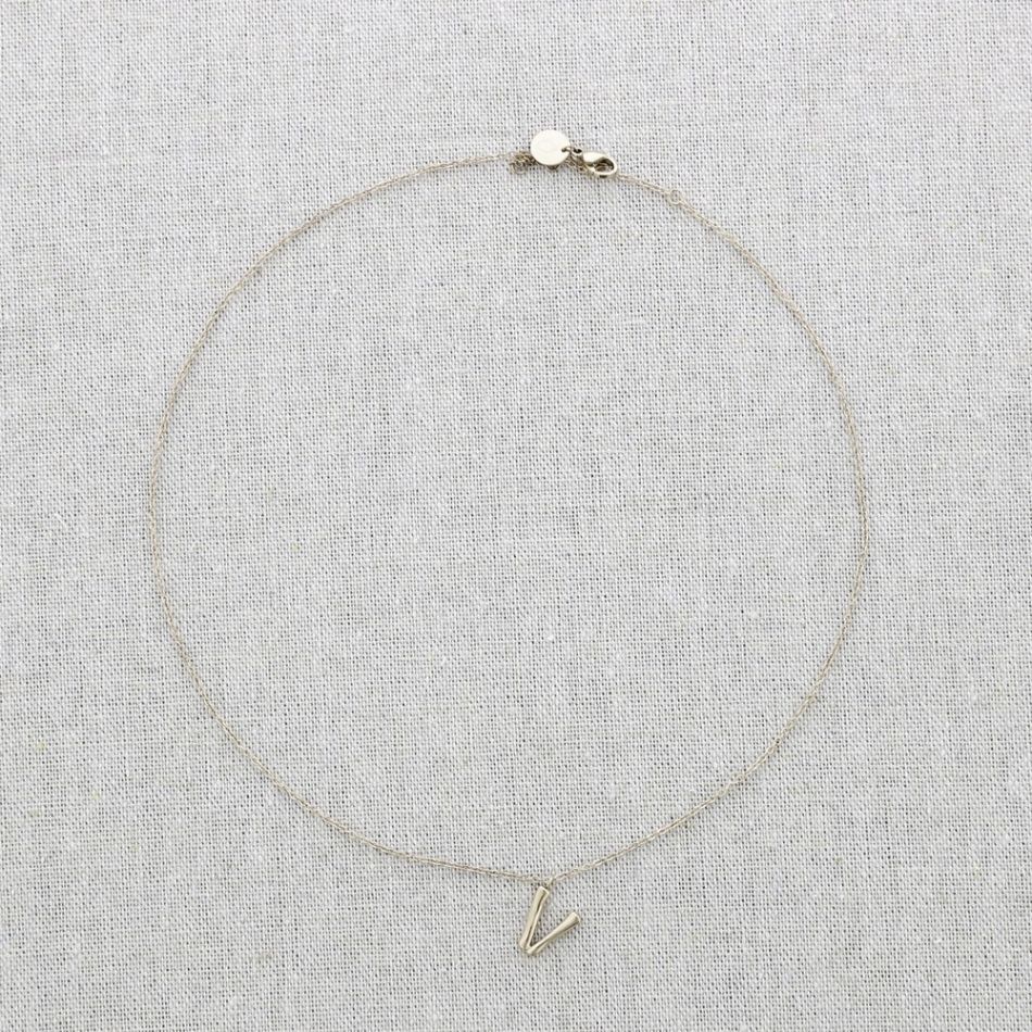BAMBOO INITIAL V STEEL SHORT NECKLACE