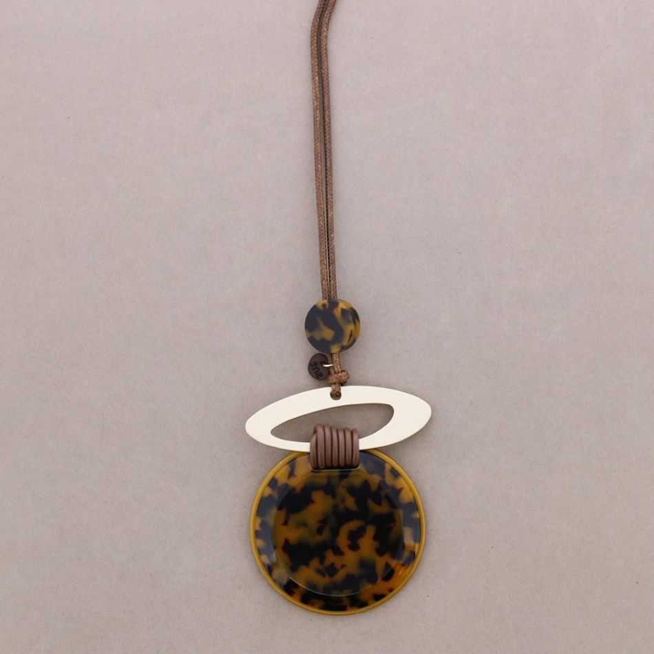 COLLAR LARGO COLGANTE GEOMÉTRICAS RESINA