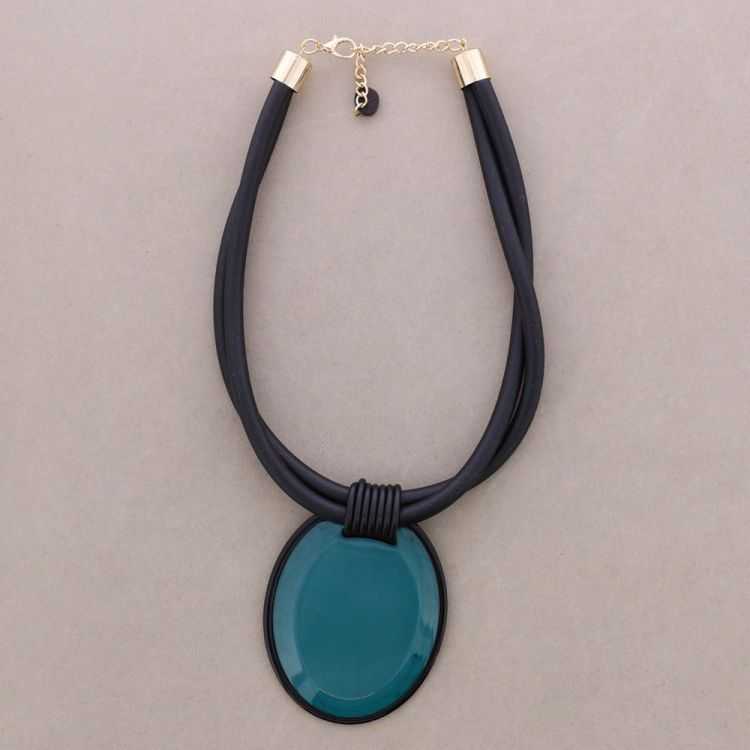 RESIN MEDAL PENDANT SHORT NECKLACE