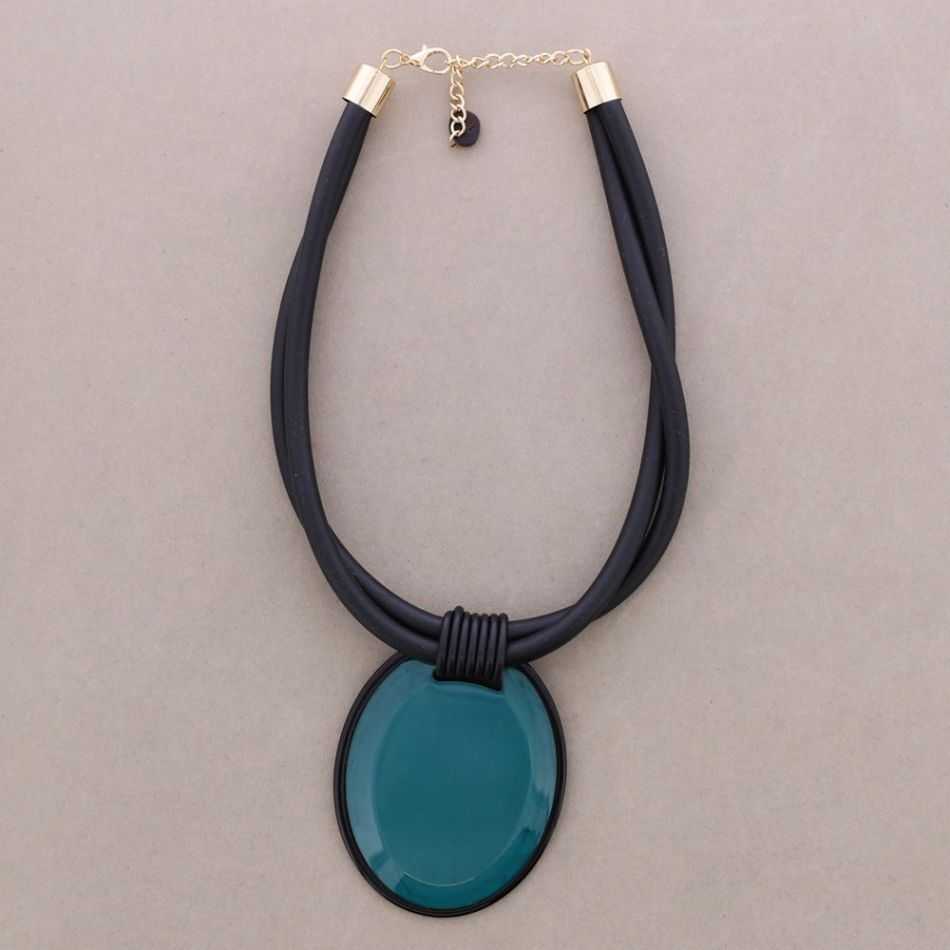 RESIN MEDAL PENDANT SHORT NECKLACE