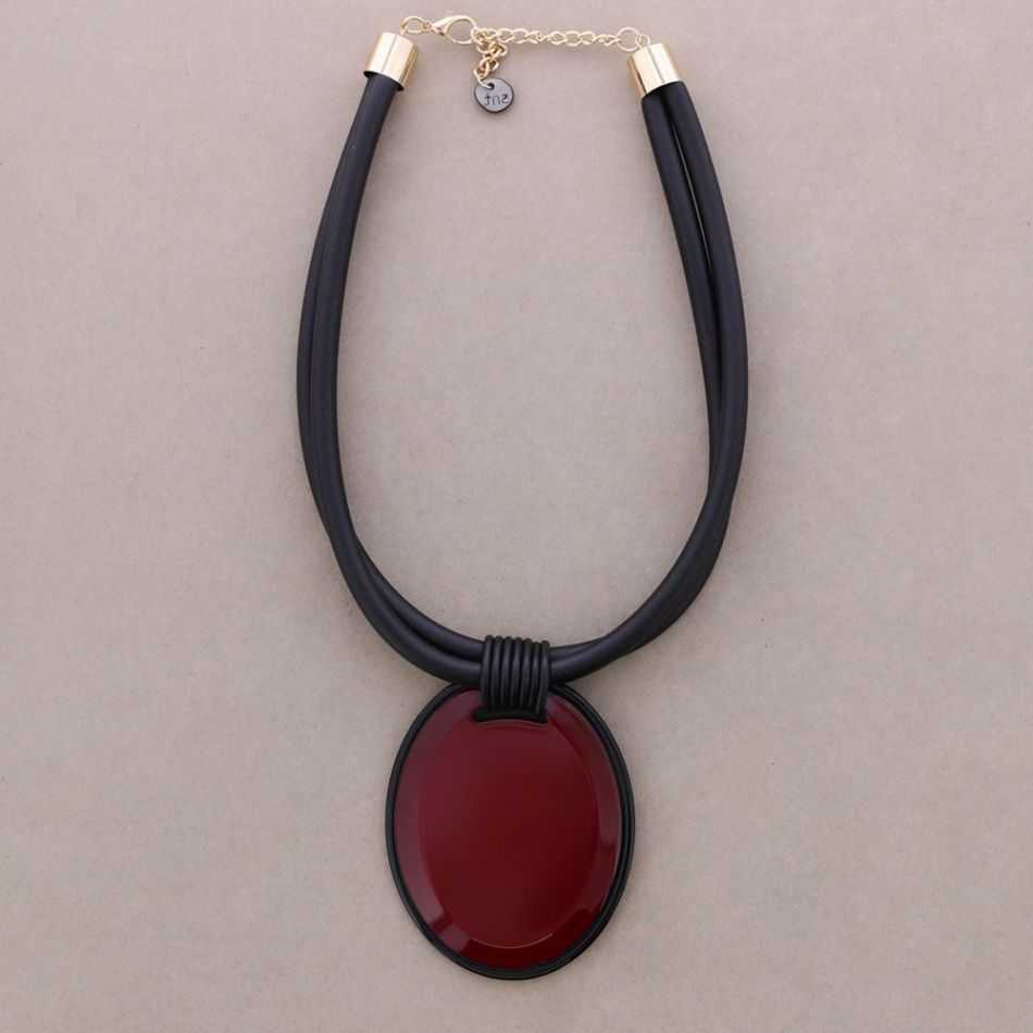 RESIN MEDAL PENDANT SHORT NECKLACE