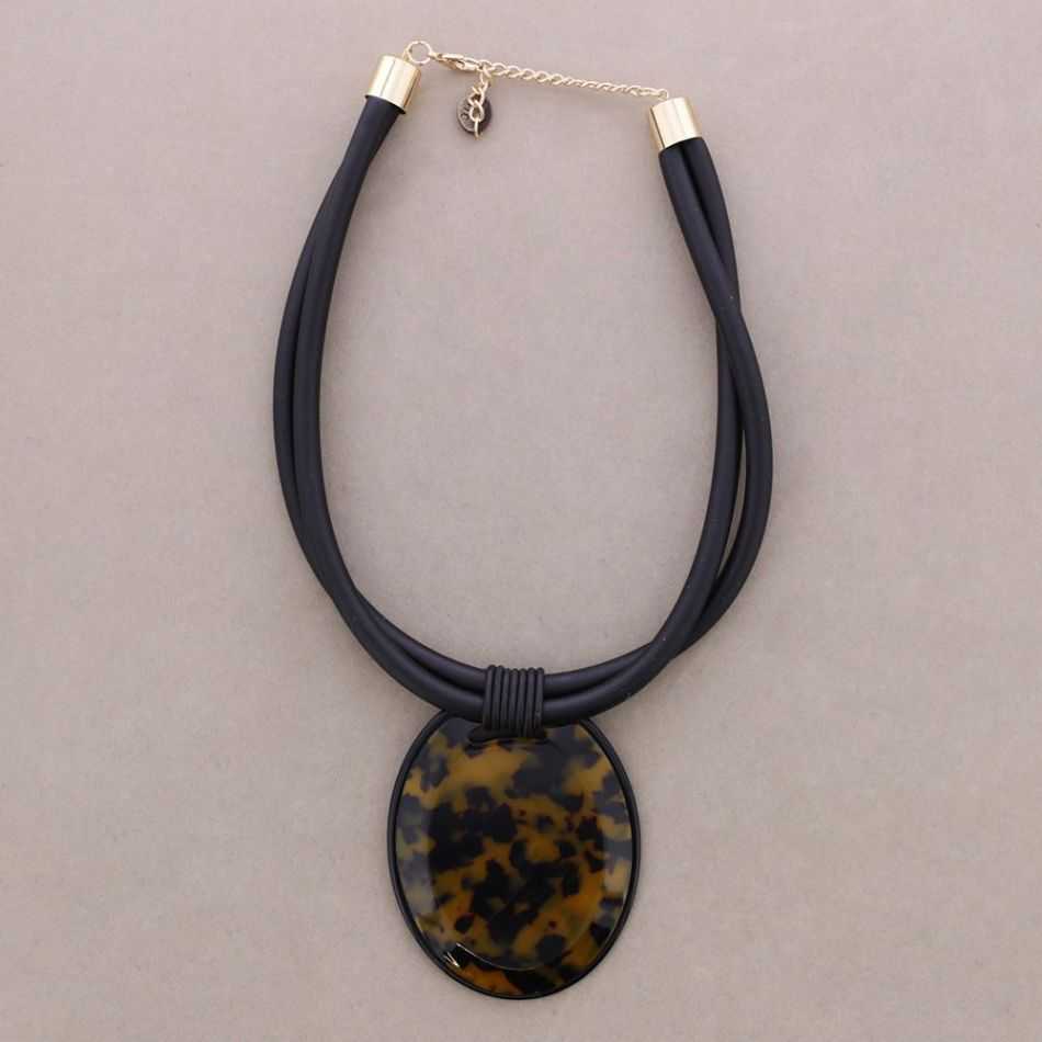RESIN MEDAL PENDANT SHORT NECKLACE