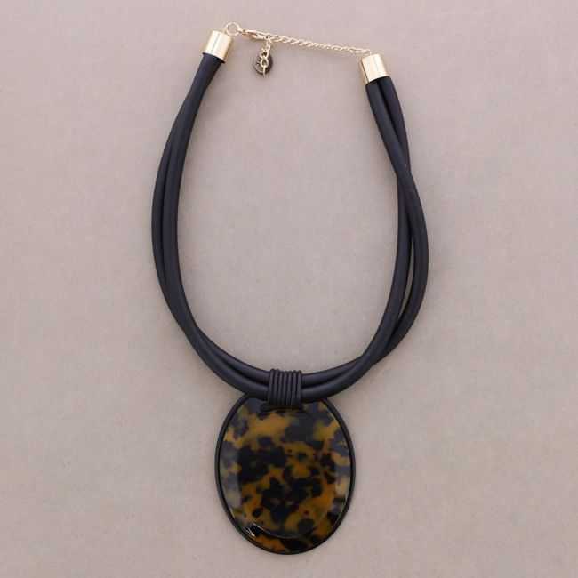 RESIN MEDAL PENDANT SHORT NECKLACE