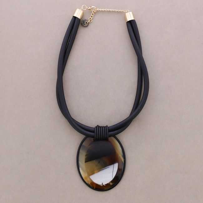 RESIN MEDAL PENDANT SHORT NECKLACE