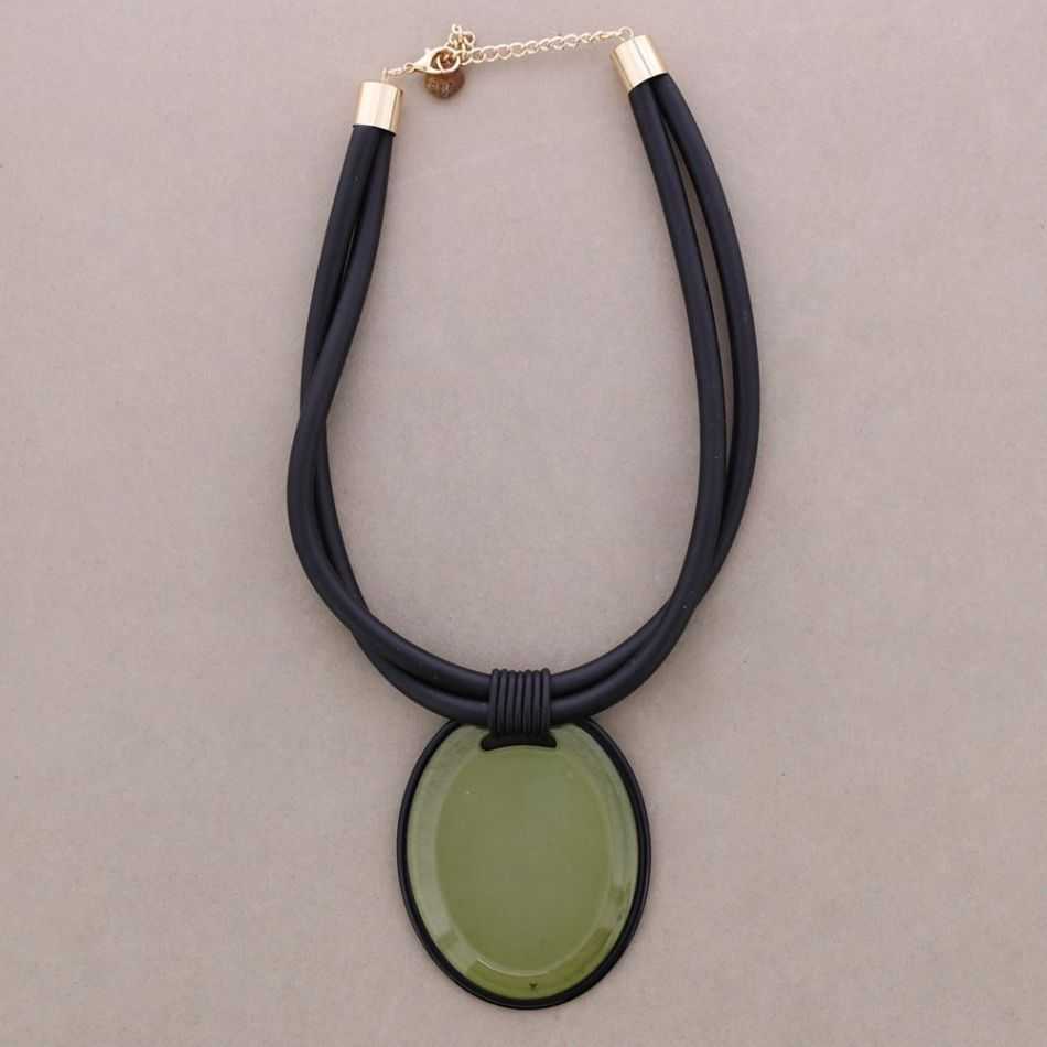 RESIN MEDAL PENDANT SHORT NECKLACE