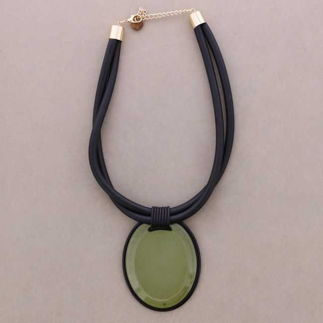 RESIN MEDAL PENDANT SHORT NECKLACE