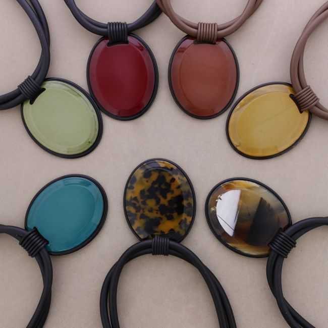 RESIN MEDAL PENDANT SHORT NECKLACE