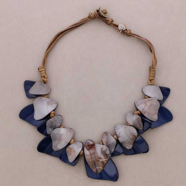 SHORT NECKLACE WITH GEOMETRIC SHAPED BEADS MADE OF RESIN