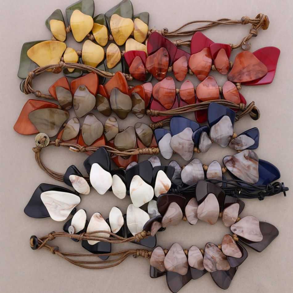 SHORT NECKLACE WITH GEOMETRIC SHAPED BEADS MADE OF RESIN