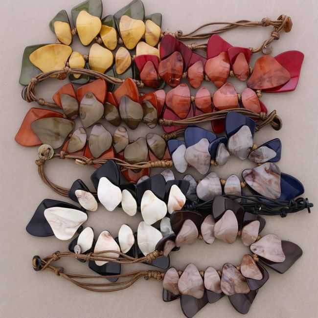 SHORT NECKLACE WITH GEOMETRIC SHAPED BEADS MADE OF RESIN