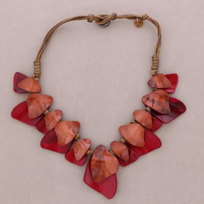 SHORT NECKLACE WITH GEOMETRIC SHAPED BEADS MADE OF RESIN