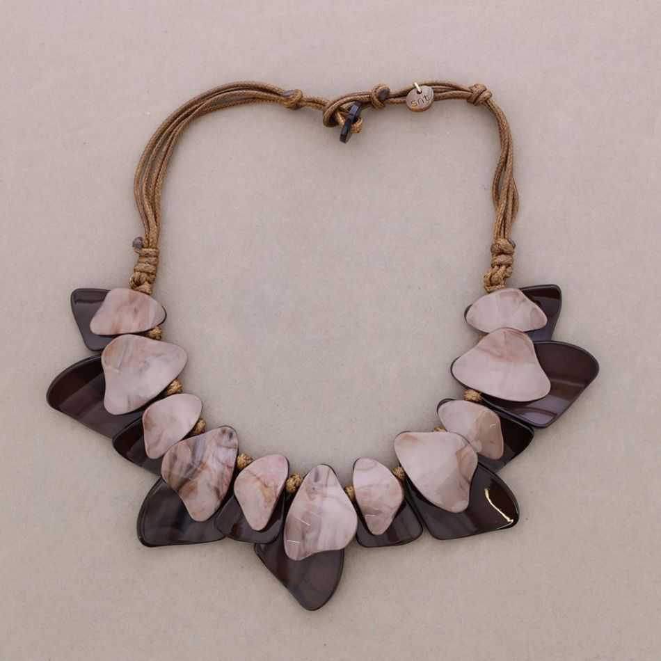 SHORT NECKLACE WITH GEOMETRIC SHAPED BEADS MADE OF RESIN