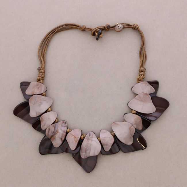 SHORT NECKLACE WITH GEOMETRIC SHAPED BEADS MADE OF RESIN