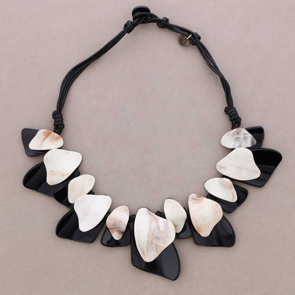 SHORT NECKLACE WITH GEOMETRIC SHAPED BEADS MADE OF RESIN