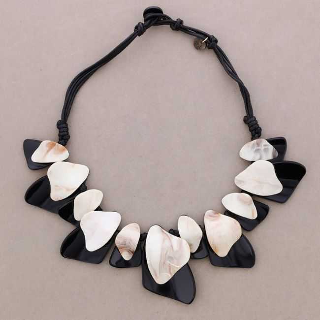 SHORT NECKLACE WITH GEOMETRIC SHAPED BEADS MADE OF RESIN