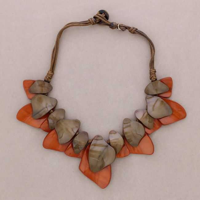 SHORT NECKLACE WITH GEOMETRIC SHAPED BEADS MADE OF RESIN
