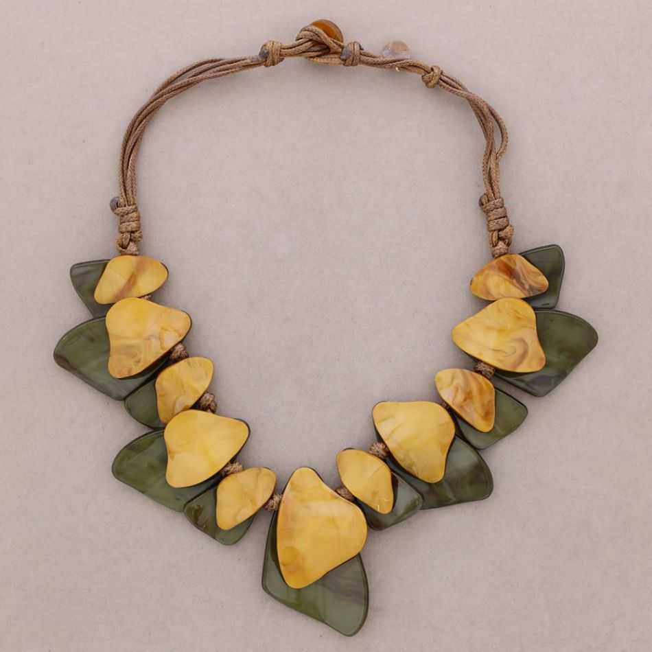 SHORT NECKLACE WITH GEOMETRIC SHAPED BEADS MADE OF RESIN