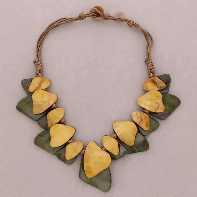 SHORT NECKLACE WITH GEOMETRIC SHAPED BEADS MADE OF RESIN