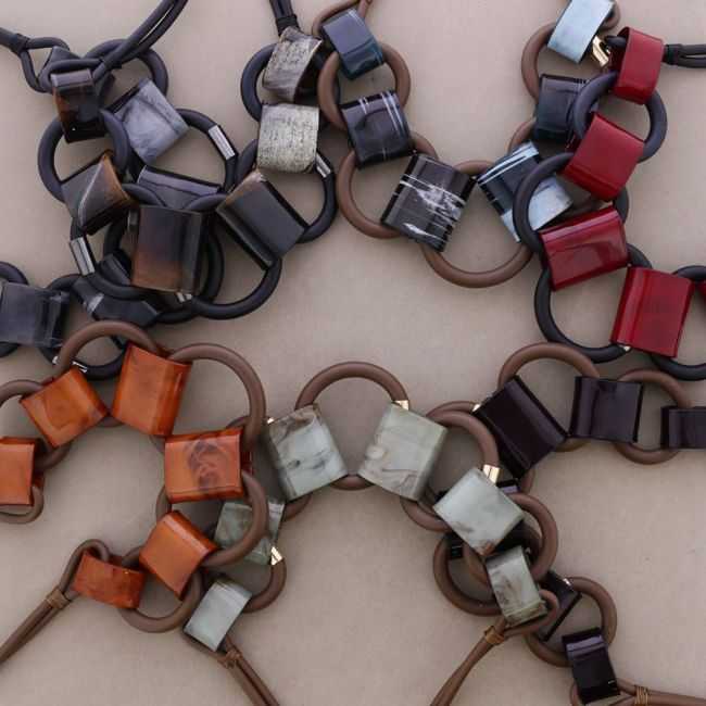 SHORT NECKLACE WITH RUBBER RESIN LINKS