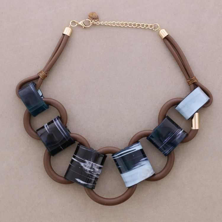 SHORT NECKLACE WITH RUBBER RESIN LINKS