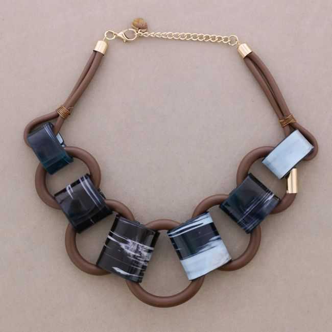 SHORT NECKLACE WITH RUBBER RESIN LINKS