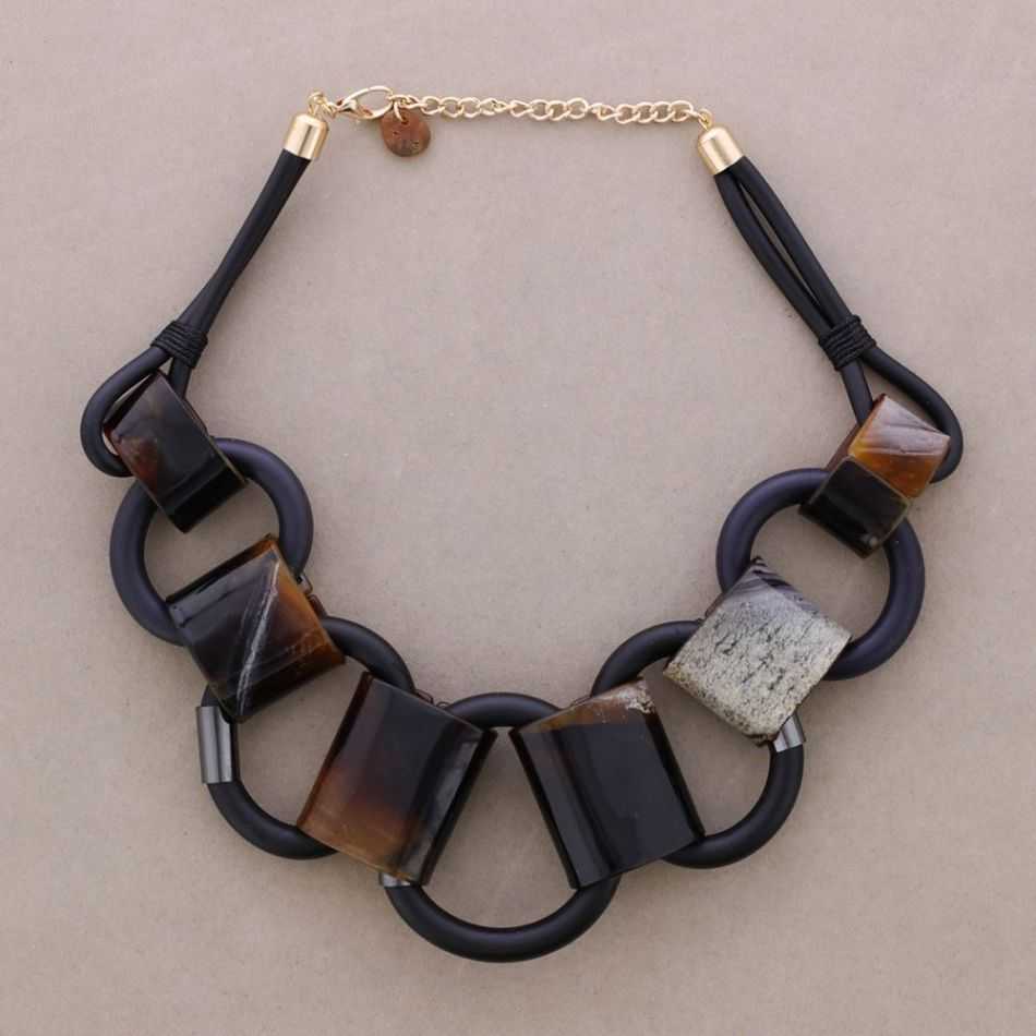 SHORT NECKLACE WITH RUBBER RESIN LINKS