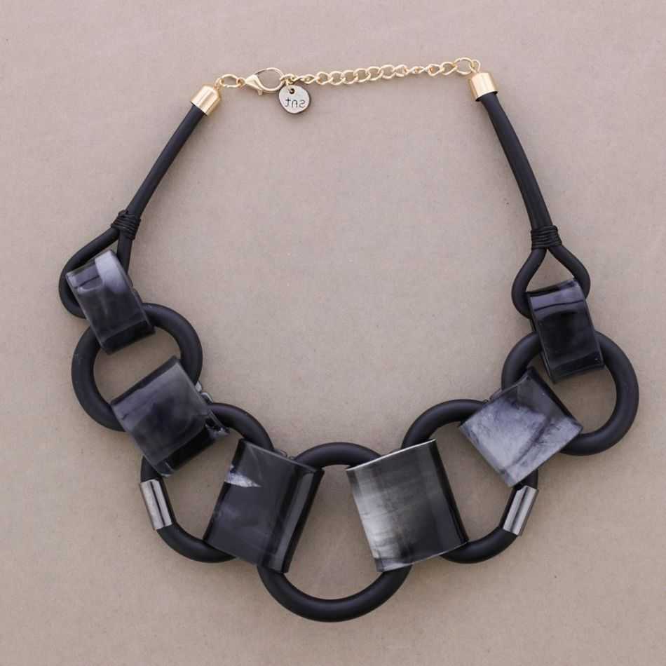 SHORT NECKLACE WITH RUBBER RESIN LINKS