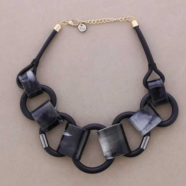 SHORT NECKLACE WITH RUBBER RESIN LINKS