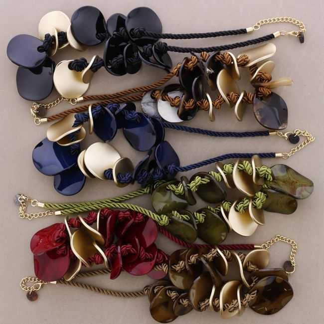 CHOKER WITH LEAVES AND RESIN